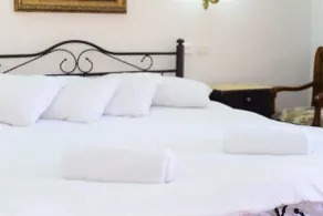 Romantic double room (5) • Historic building • Shared terrace • Parking - Image 2