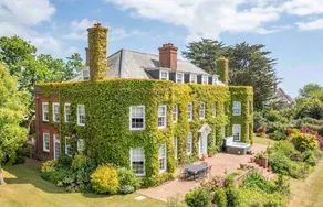 Watch Hill Huge Manor House on the coast, slps 21 - Image 2