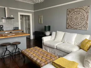 NEW LISTING - Chic Apt in Central Cheltenham Free Permit Parking - Image 2