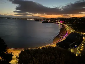 Luxurious & Modern Apartment W/ Iconic TQ SeaViews - Image 2