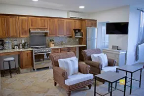 Sol. One bedroom. Walk to beach and restaurants. - Image 3