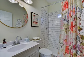 Romantic Cottage *Hot Tub* Downtown Indy! - Image 4