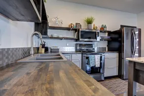 Modern King Suite  Full Kitchen + Washer/Dryer Near Civic Center & Rushmore Mall - Image 2