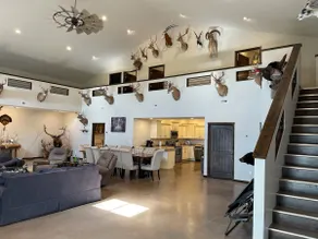 Spacious modern lodge outside of city. - Image 4