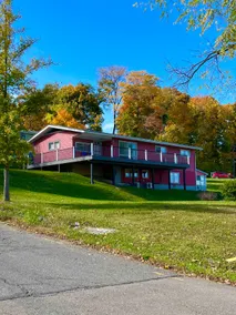 Riley Red Inn~ Seneca Lake - Image 2