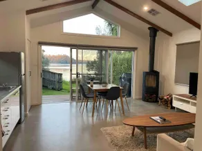 New 1 bedroom Cottage right on Lake - Image 4