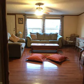 The Guesthouse & Black Bear's Brown Cabin - Image 4