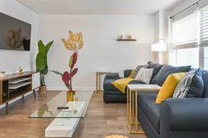 Lavish 3Bed Apt ! Free Gated Parking! 30 min NYC! - Image 3