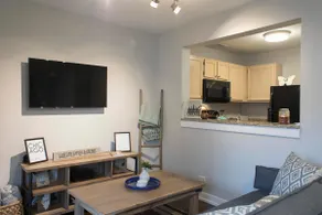 Cozy Garden Apartment in Heart of Pilsen - Image 3