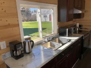 Bayfront Honeymoon Cabin -Air Conditioner/FibeWifi - Image 2