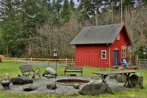 The Little Red Barn In The Woods w/hot tub. - Image 3