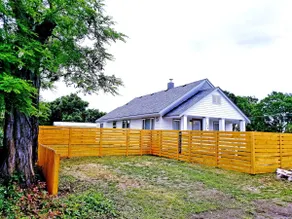 Cheerful 3 Bedroom Home with Fully Fenced Backyard - Image 3