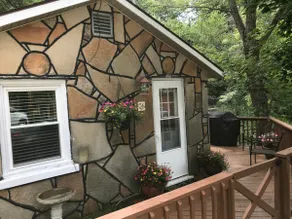 Cute Tiny House Right On the Lake - Image 3