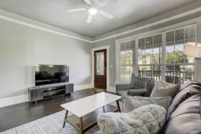 Adorable 3BR 1930s bungalow centrally located - Image 2