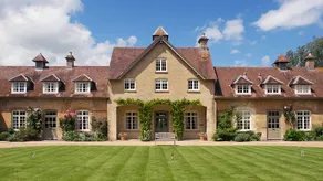 Newmarket (sleeps 8 + 2 camp beds) - Image 2