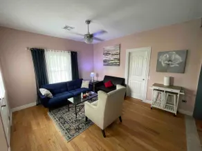 Charming downtown 1-bedroom (Unit #2) - Image 2