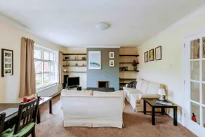 Superb, Spacious, Stylish Apt-WiFi-Private Parking - Image 2
