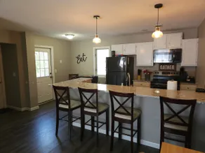 Cozy 2bd 2ba with King Bed in Bettendorf, IA - Image 2