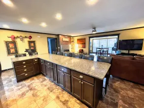 Lakeshore Getaway - Image 5