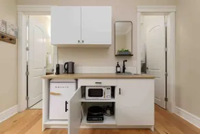 Private Suite · 10 Mins to YVR · Easy Access - Image 4