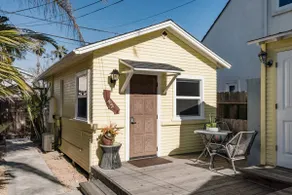 Beach Cabin Guesthouse with Patio Deck - Image 3