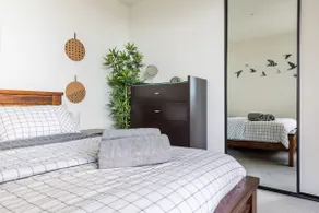 Modern 1 Bedroom in Tranquil Parklands - Image 4