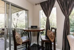 Zilker Treehouse. Minutes Music, Eateries more. - Image 4