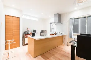 Namba, USJ nearby, maximum 12 people, 120m2 luxury house 4LDK, free parking for 2 cars, 2 bathrooms, 2 toilets - Image 5