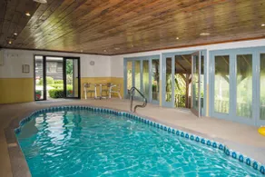Et luksuriøst selvforplejning tilbagetog til to, komplet med indendørs pool og hot tub. - Image 5