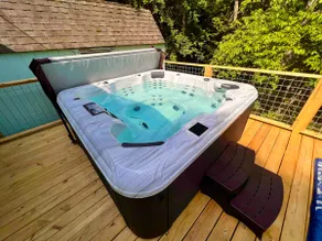 Cozy 2-Bedroom Lake Cottage with Hot Tub/Deck - Image 2