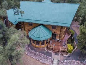 Stunning 3 story modern log cabin on 1.5 acres! - Image 5