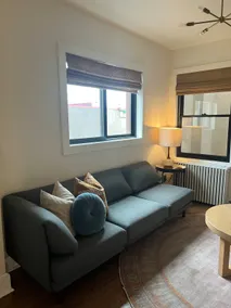 Cozy Lincoln Park Atrium Suite - Image 3