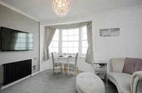 Seaview Regency Apartment With Private Parking - Image 5