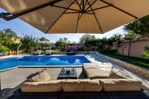 Navis Luxury Villa - Image 2
