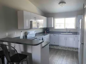 Lovely 2-bedroom condo w/ free parking on premises - Image 5