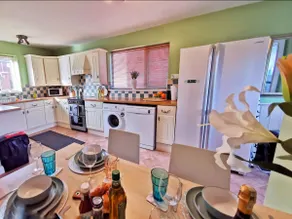 Highstone 4 Bedrooms Home 7 Beds With Parking and Garden - Image 3