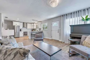 Elegant Home Central to Town, Parks & Beaches - Image 3