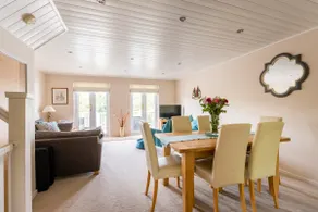 Pet-Friendly Waterside Lodge - Cotswold Water Park - Image 3