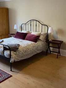 Stunning 2-bed flat with private patio in heart of the west end - Image 4