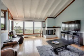 Oceanfront beach house with private hot tub - Image 2