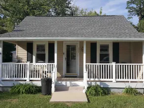 Cozy cottage 3 blocks from beach - Image 2