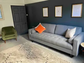 Central townhouse. Great location with parking - Image 2