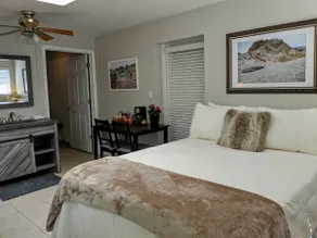 A Sunlit walkable Hideaway, Private Entrance - Image 2