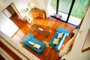 The feeling of openness in the living room with an atrium ceiling is the best!House, 5-minute drive from highway IC, BBQ set complete - Image 3