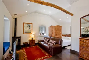 Loft style apartment with pool. - Image 3