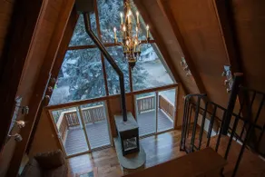 Bara ombyggda A-frame Hus Warm Springs med en italiensk touch. - Image 2