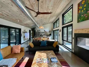 Modern Home, Hot Tub, Fireplace, Game Room - Image 2