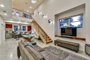 VIP Downtown-Huge Hot Tub+Golf Green+Patio Misters - Image 2