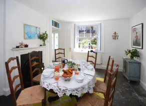 Charming Cottage in the Heart of Frome with parking - Image 5