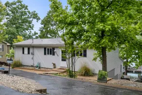 Lake Front, newly remodeled, private dock & more - Image 2